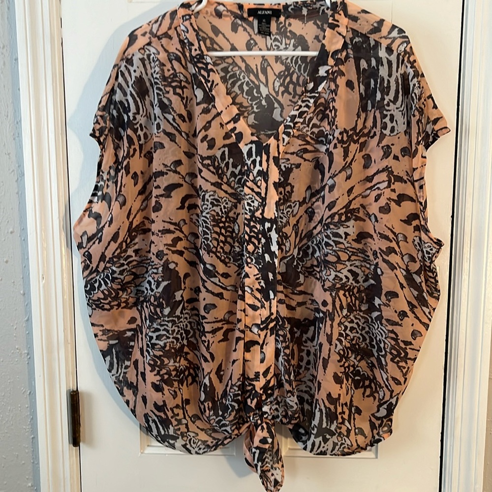 ALFANI Women’s Floral Tie-Hem Pullover Blouse without attached Cami. Size: XL.